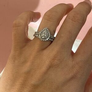 Elegant Silver Teardrop Ring with Sparkling Stones